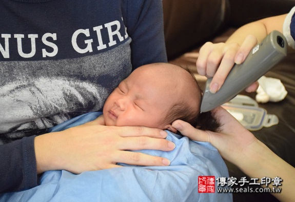孫寶寶(台北萬華區到府嬰兒寶寶滿月剃頭理髮、免費到府嬰兒剃胎毛儀式吉祥話)。到府剃頭剃胎毛主持、專業拍照、DVD光碟、證書。★購買「臍帶章、肚臍章、胎毛筆刷印章」贈送：剃頭、收涎、抓周，三選一。2015.10.18 照片21